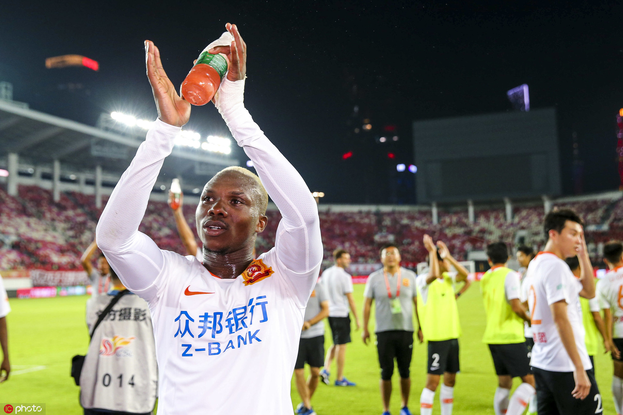 完美竞技平台官网-华盛顿奇才训练开放日，赛后外线爆发引欢呼，中超在即，年轻球员得到机会